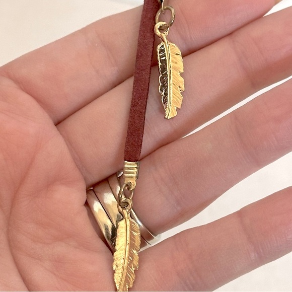 Elegant Boho Gold and Red suede like bolo rope Necklace with feathers EUC - Picture 6 of 7